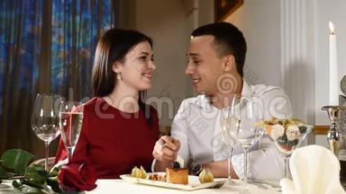 在餐馆里浪漫约会的情侣。 浪漫的概念。 恋爱。 2月14概念。 高清高清